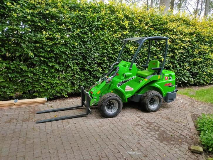 Nette avant 530 pet graafbak/palletvorken(3021, +- 477 uren), Articles professionnels, Machines & Construction | Grues & Excavatrices