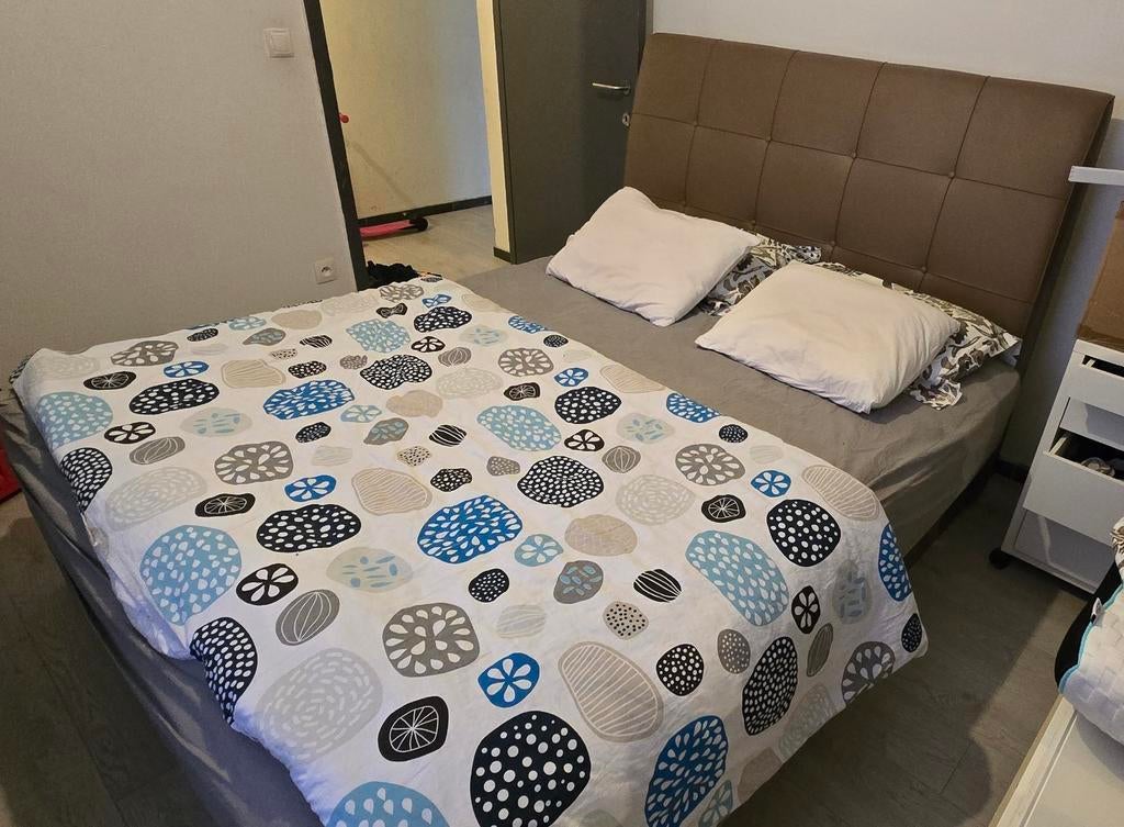 Lit avec sommier + matelas à vendre de toute urgence !!, Enlèvement