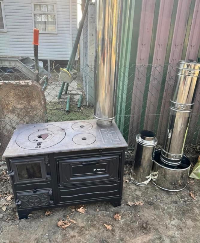 1 Hout/fornuis kachel met oven. 1 petroleum kachel, Ophalen, Zo goed als nieuw, Hout, Houtkachel