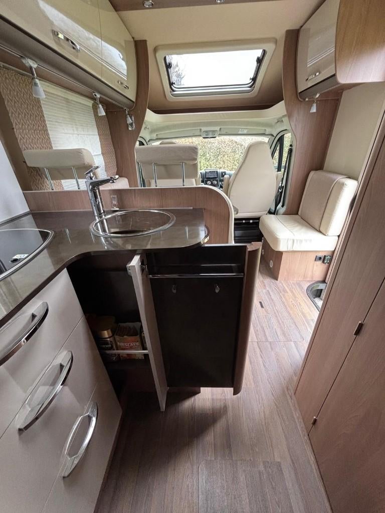 Camper - Bürstner – Lyseo Privilege T728G – Half integraal, Chemisch toilet, Half-automaat, Ringverwarming, Luifel