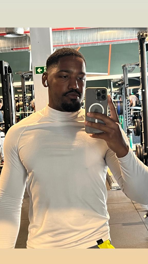 Jonge Braziliaanse masseur alleen voor mannen, Ontspanningsmassage