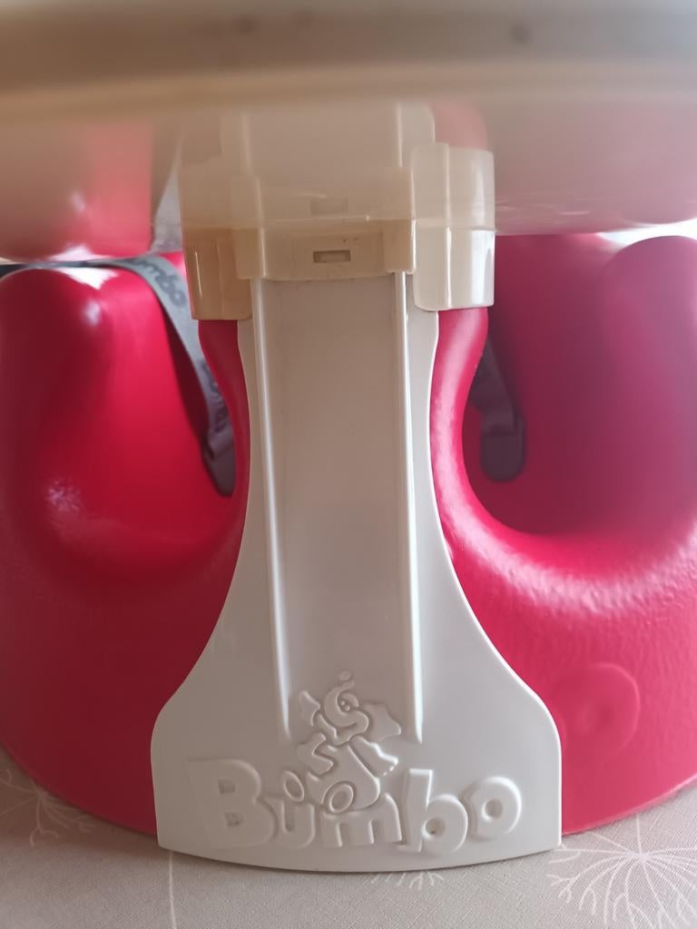 Bumbo zitje met tafelje in zeer goede staat te koop voor 30e, Ophalen