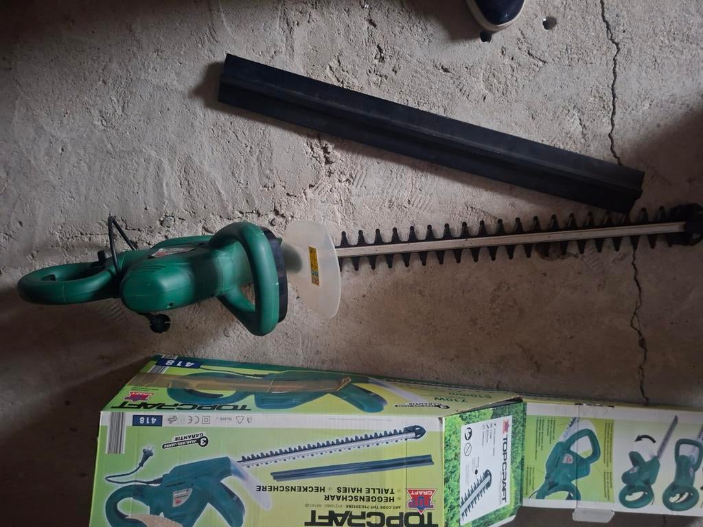 Taille-haie (voir la boîte d'instructions), Enlèvement