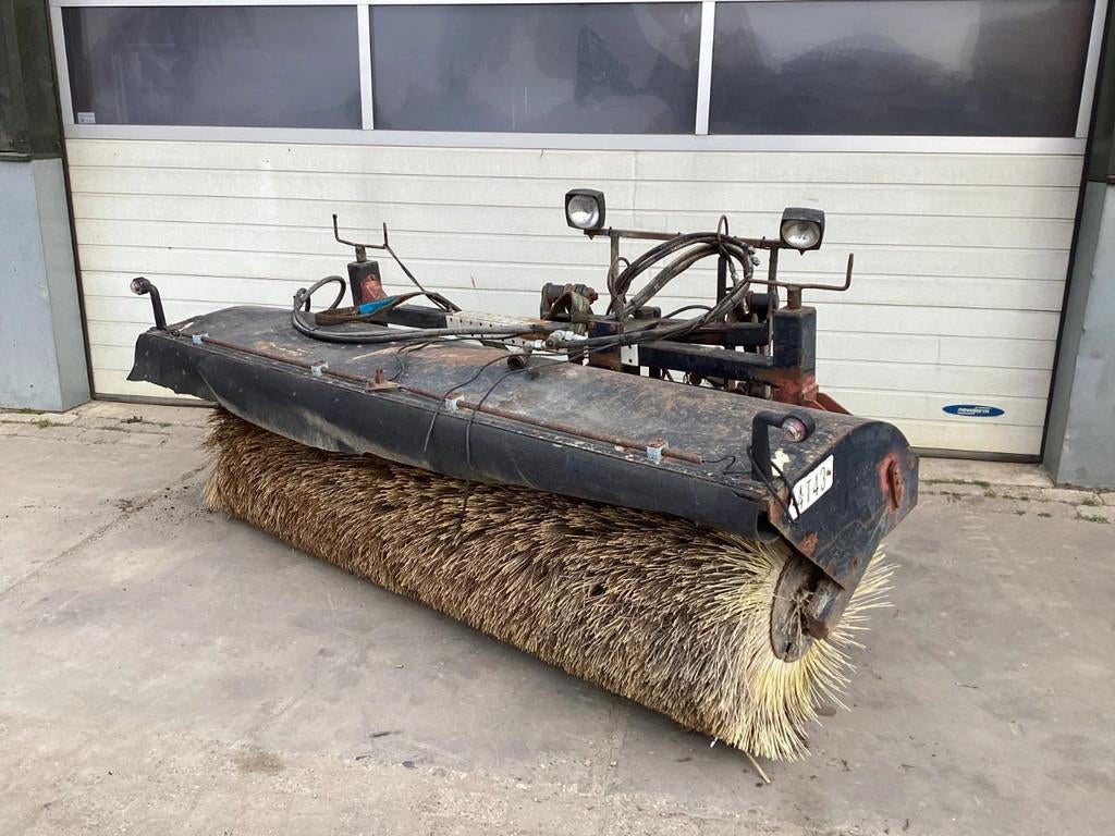 Burtec BBT240-80 Veegmachine (bj 2001), Zakelijke goederen, Machines en Bouw | Onderhoud en Reiniging