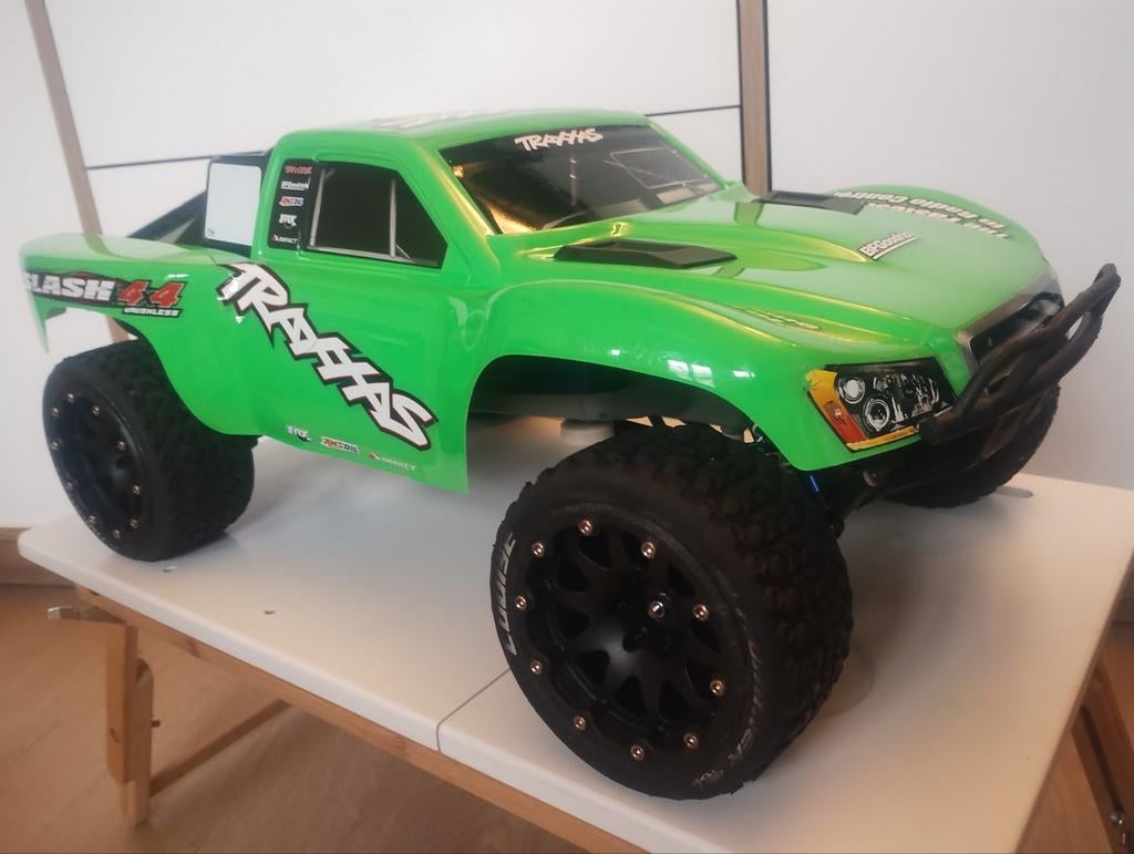 Bijna nieuwe traxxas Slash 2WD TITAN RTR clipless, Elektro, Auto offroad, Nieuw, Ophalen of Verzenden