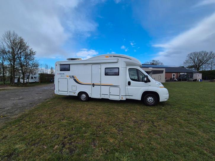 Prachtige Adria mobilhome vast+hefbed in Holland, Caravanes & Camping, Camping-cars, Particulier, jusqu'à 4, Semi-intégral, Adria