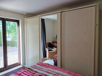 Grote massief houten kleerkast 3 schuifdeuren  beschikbaar voor biedingen