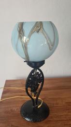 Lampe ancienne en verre et fer forgé en très bon état, Antiquités & Art, Enlèvement ou Envoi