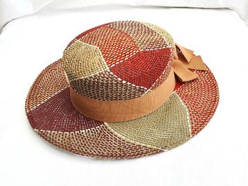 Mooie hoed in gevlochten raffia beschikbaar voor biedingen
