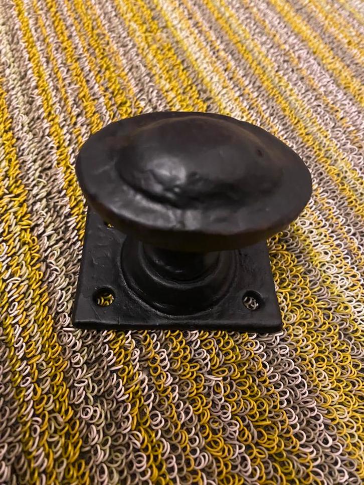 KNOPKRUK 60X38MM OP ROZET 66X50MM VAST SMEEDIJZER ZWART, Doe-het-zelf en Bouw, Deuren en Vliegenramen, Ophalen of Verzenden