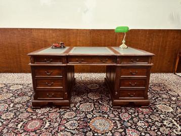 Klassiek Engels Chesterfield Bureau beschikbaar voor biedingen