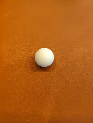 Tafelvoetbal balletjes beschikbaar voor biedingen