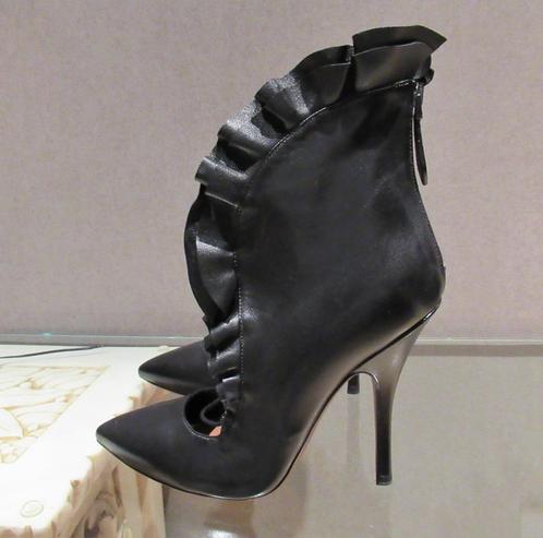 Nieuwe Alaïa laarsjes met ruches in zwart leder, It 37, Vêtements | Femmes, Chaussures, Neuf, Boots et Botinnes, Noir, Envoi