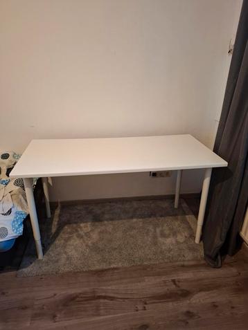 Wit bureau van 140x60 cm met verstelbare poten beschikbaar voor biedingen