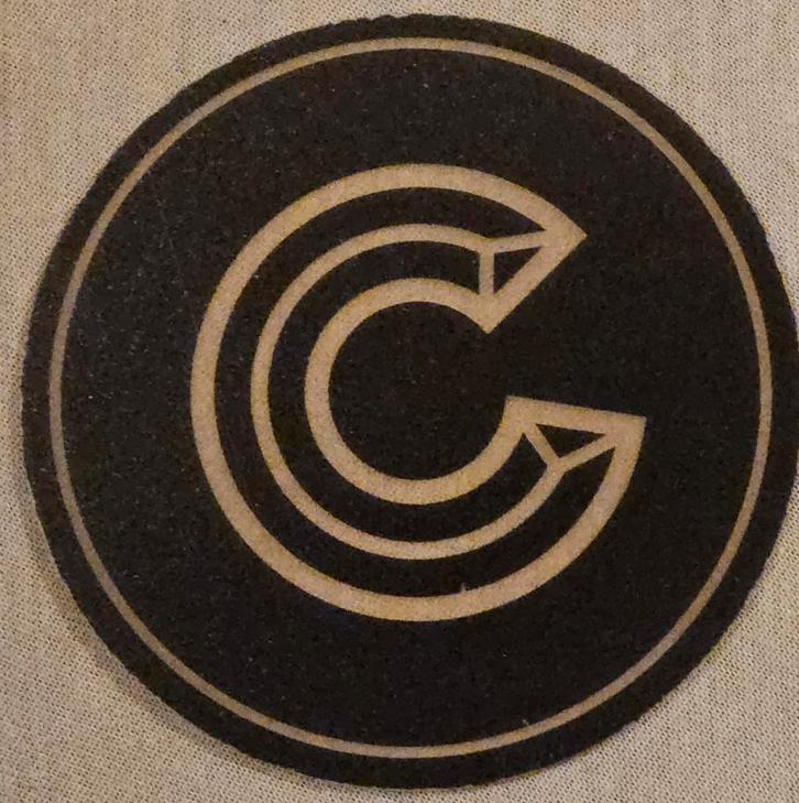 Coco Chanel onderlegger pvc
Dit logo met de in e, Handtassen en Accessoires, Uiterlijk | Parfum, Ophalen of Verzenden