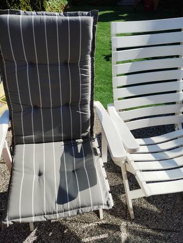 6 witte tuinstoelen met 6 kussens (staan in Roeselare) beschikbaar voor biedingen