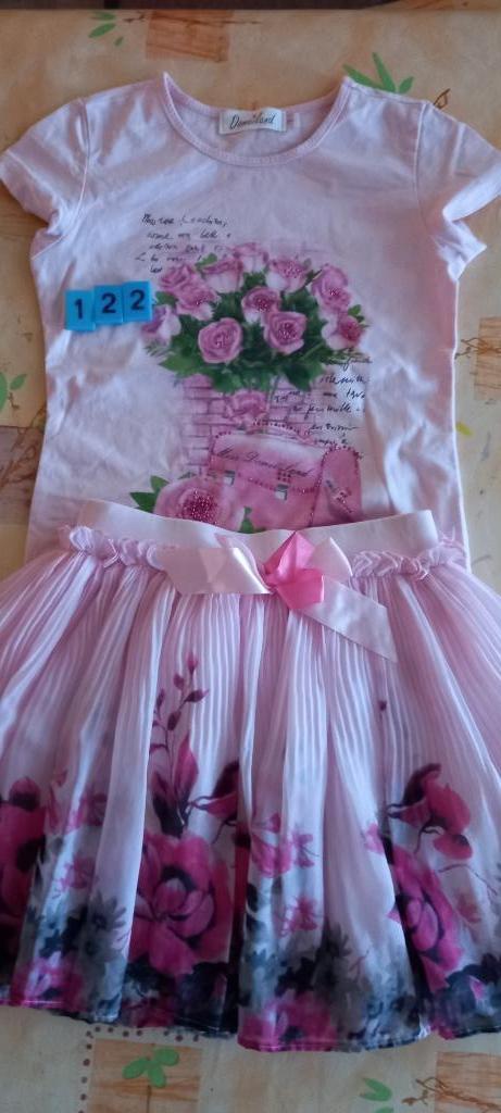 ensemble jupe fleurie rose et t-shirt taille 122, Enfants & Bébés, Vêtements enfant | Taille 122, Comme neuf, Fille, Ensemble