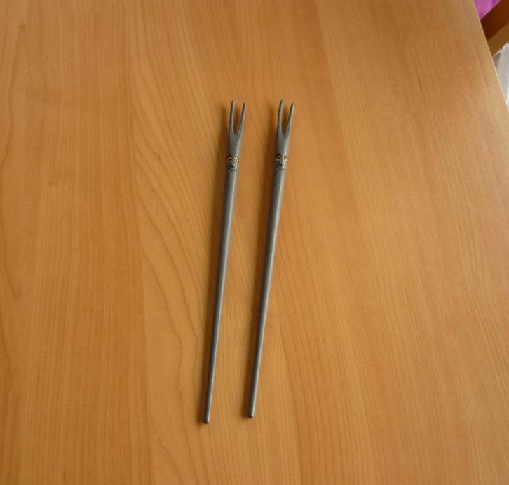 1 paar donkergrijze eetstokjes chopsticks Ping pong Pylones, Maison & Meubles, Cuisine | Vaisselle, Enlèvement ou Envoi