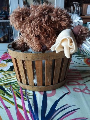 Ours Oscar dans un panier en bois, Enlèvement ou Envoi, Comme neuf
