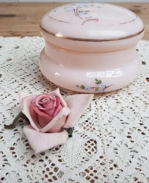 Frans licht roze opaline pot met deksel , blauwe bloemetjes, Antiquités & Art, Curiosités & Brocante, Enlèvement ou Envoi