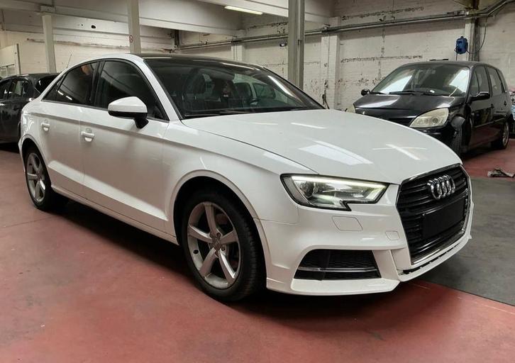 AUDİ  A3 1.8 essence Automaat, Autos, Audi, Entreprise, A3, Toit ouvrant, Essence, Automatique, Cuir, Enlèvement