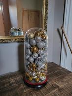 Grote stolp met kerstballen., Ophalen