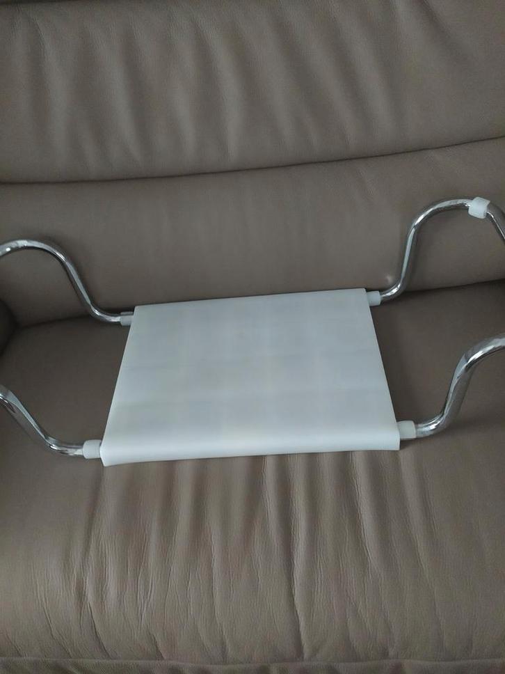 Badkamerstoeltje of zitje, Huis en Inrichting, Badkamer | Badtextiel en Accessoires, Zo goed als nieuw, Wit, Ophalen