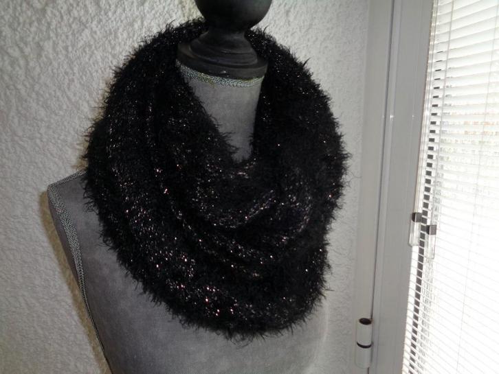 Echarpe Tour noir brillant. Charles Vogèle, Kleding | Dames, Mutsen, Sjaals en Handschoenen, Gedragen, Sjaal, Ophalen of Verzenden