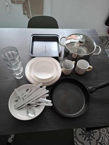 Set of Cutlery/Kitchenware, electric kettle, waste bin, mat beschikbaar voor biedingen