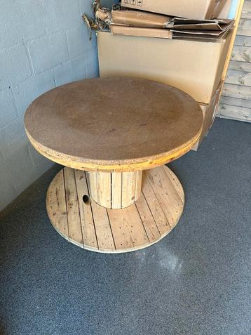 Tafel haspel beschikbaar voor biedingen