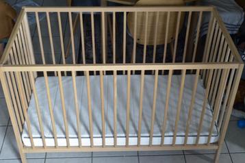 Babybed met matras  beschikbaar voor biedingen