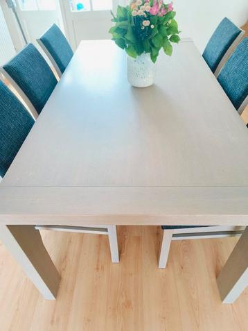 Uittrekbar tafel beschikbaar voor biedingen