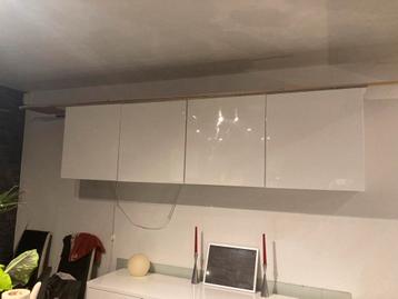 Meuble suspendu IKEA blanc brillant 240 m état neuf disponible aux enchères