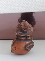 Ancien Netsuke Hotei en bois japonais rare sculpté 4 cm, Antiquités & Art, Enlèvement ou Envoi
