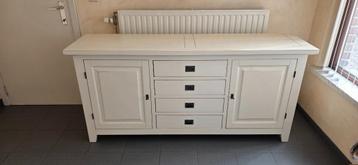 Houten witte dressoir beschikbaar voor biedingen