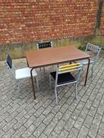 1 tafel en 4 stoelen ontworpen door Atelier J&J, Ophalen
