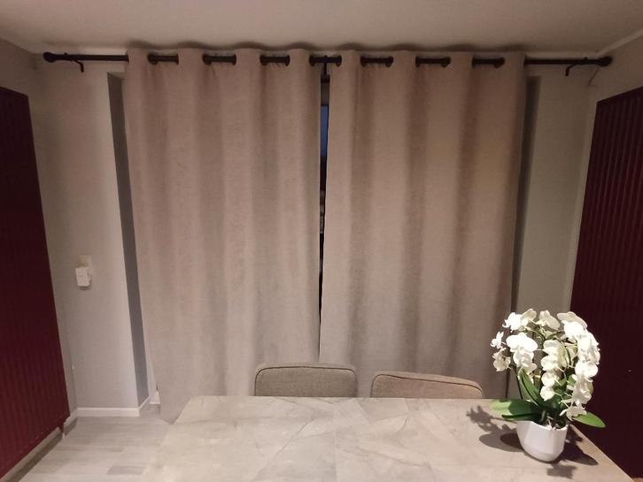 2 rideaux occultants beiges avec tringle à rideaux noire, Maison & Meubles, Ameublement | Rideaux & Stores à lamelles, Comme neuf