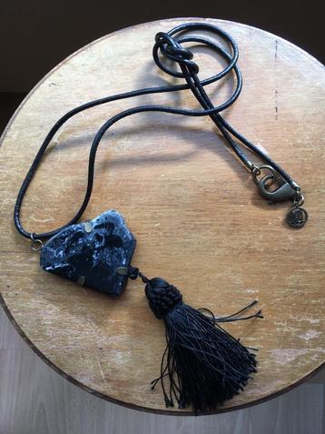 Zwarte statement ketting met floche en ingevatte steen beschikbaar voor biedingen