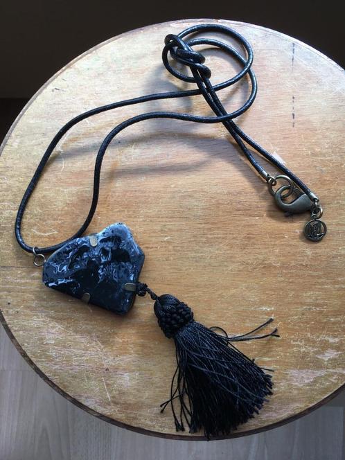Zwarte statement ketting met floche en ingevatte steen, Handtassen en Accessoires, Kettingen, Nieuw, Steen of Mineraal, Zwart