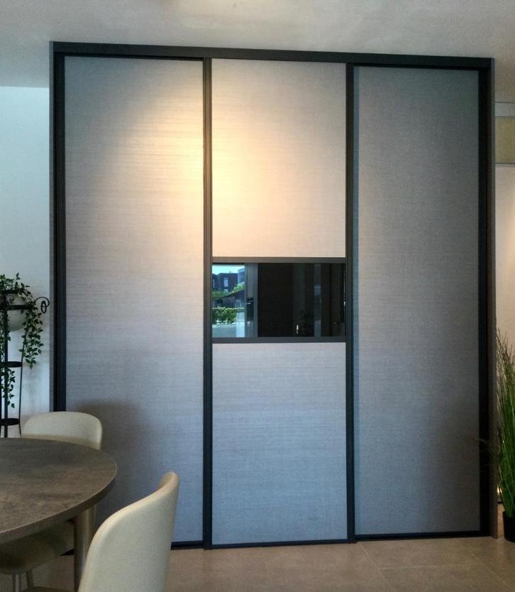 Inbouwkast met 3 schuifdeuren uit toonzaal, Huis en Inrichting, Kasten | Kleerkasten, Nieuw, 200 cm of meer, 200 cm of meer, 50 tot 75 cm