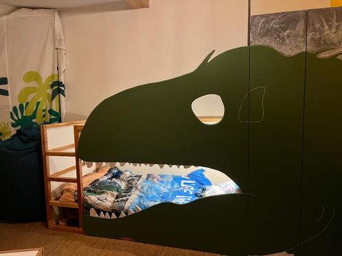 Leuk DINO-bed met kast en “geheime grot”, Kinderen en Baby's, Kinderkamer | Bedden, Zo goed als nieuw, 180 cm of meer, 85 tot 100 cm