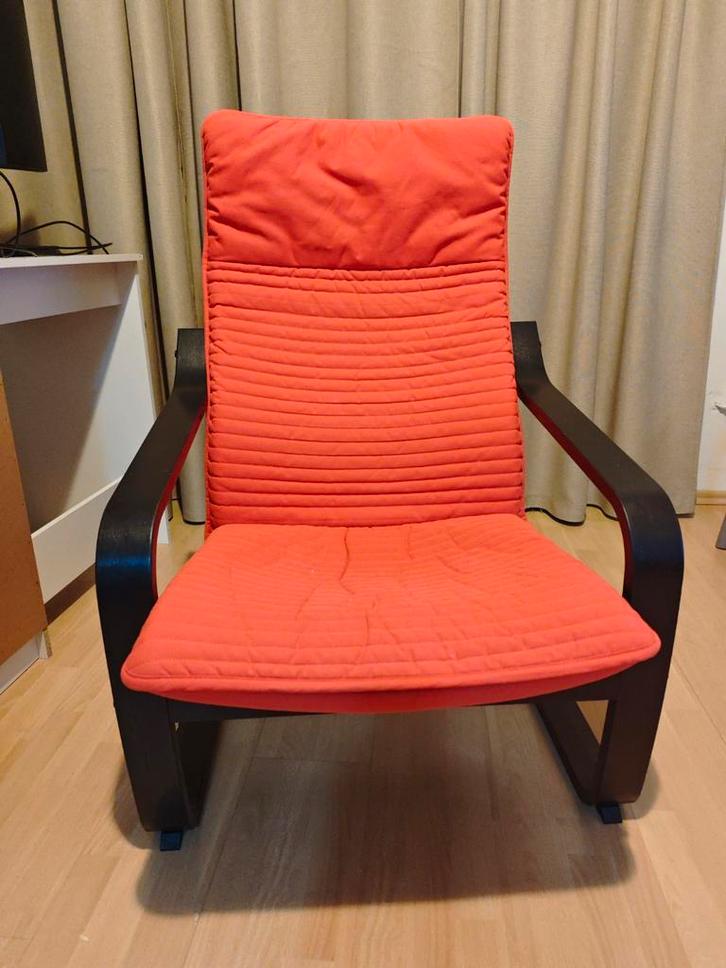 Mooie en comfortabele relaxstoel met rood gewatteerd kussen, Huis en Inrichting, Fauteuils, Zo goed als nieuw, Ophalen