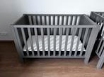 Babybed Quax taupe/greige + ABZmatras anti-allergeen(120X60), Ophalen, Zo goed als nieuw, Ledikant