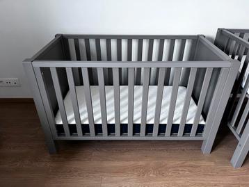 Babybed Quax taupe/greige + ABZmatras anti-allergeen(120X60) beschikbaar voor biedingen