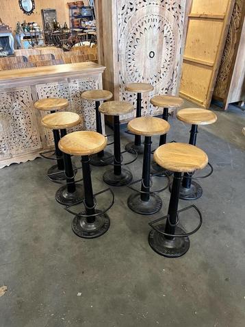 12 Industriele Necchi barkrukken zwart metaal zitting Hout beschikbaar voor biedingen