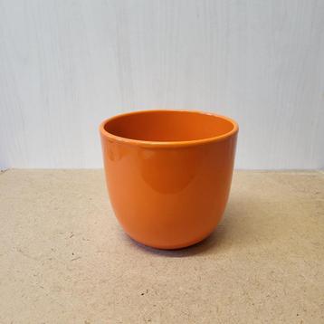 Oranje bloempot disponible aux enchères