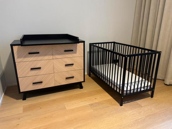 Zwart houten Baby/Peuterbed + verschoontafel zwart/hout, Kinderen en Baby's, Kinderkamer | Complete kinderkamers, Zo goed als nieuw