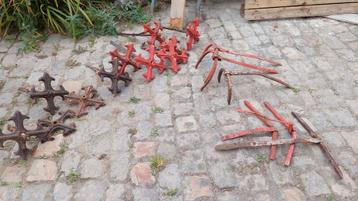 Oude gietijzeren muurankers en rozetten beschikbaar voor biedingen