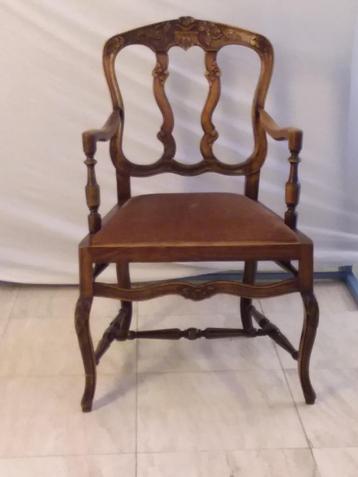 Antieke stoel beschikbaar voor biedingen
