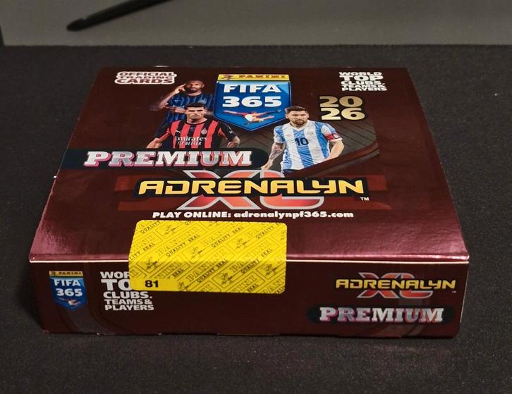 Panini Adrenalyn 2026 Premium Box met 10 packs, Hobby en Vrije tijd, Stickers en Plaatjes, Nieuw, Meerdere plaatjes, Ophalen of Verzenden